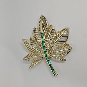 AMERIQUE COSTUME JEWELRY MAPLE Brooch